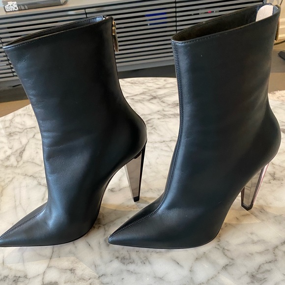 Gianvito Rossi black leather bootie size 38 (european) and 7.5 US - Picture 1 of 4